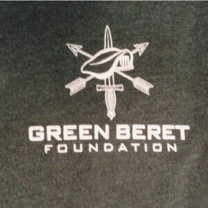 DISCONTINUED szMEDIUM GREEN BERET FOUNDATION GREEN SHIRT LD 6855